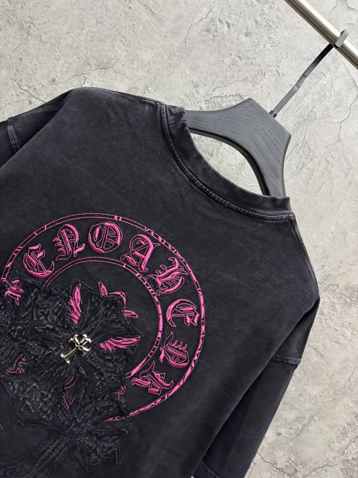 P240 top version, real shot without P, ​​different from market currency) 𝗖𝗵𝗿𝗼𝗺𝗲 𝗛𝗲𝗮𝗿𝘁𝘀/Croxin 2026 spring new original single counter American washed patch embroidered couple short sleeves 👑The highest version! Customized fabric 320 grams, washed and fried. Best-selling model at the counter. Very comfortable to wear. Accessories: Original molded and authenticated collar label➕100% silk wash label. Genuine purchase-grade original hangtag➕matching hanging rope➕3D hanging beads➕original packaging bag. Craftsmanship: The original version has consistent wiring! The highest version of the armhole matching technique! Color: Gray Black Size: S M L XL Style No.: 6616